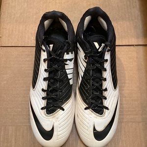 Mens Size 10.5 Nike Soccer Cleats White/Black
